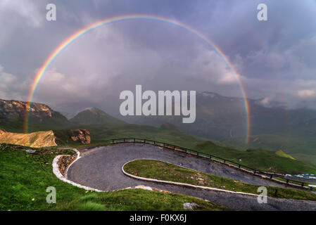 Arc-en-ciel incroyable sur le haut de grossglockner pass, Alpes, Suisse, Europe. Banque D'Images