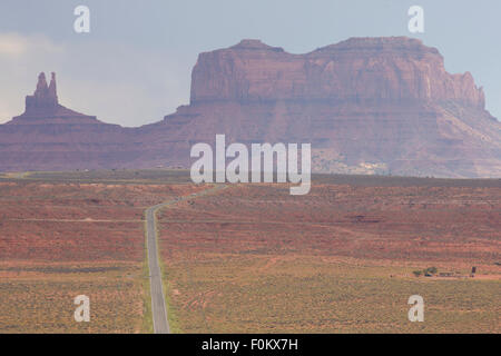 Vide route menant à Monument Valley avec temps clair Banque D'Images