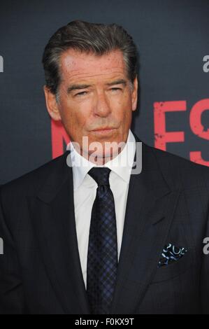 Los Angeles, CA, USA. Août 17, 2015. Pierce Brosnan au niveau des arrivées pour échapper aucune Premiere, Regal Cinemas LA Live, Los Angeles, CA, 17 août 2015. Credit : Elizabeth Goodenough/Everett Collection/Alamy Live News Banque D'Images