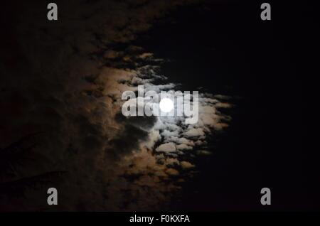 La lune émerge de derrière les nuages menaçants au-dessus de Vancouver, Colombie-Britannique, Canada. Banque D'Images