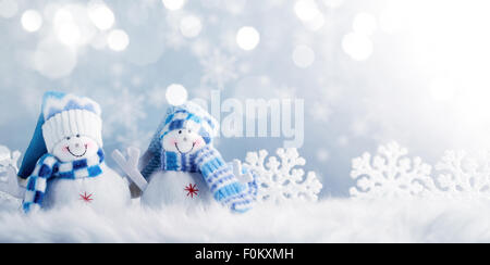 Le Snowman et décorations de Noël dans la neige. Banque D'Images