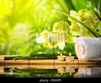 Still Life Spa avec des bougies,serviette et orchid sur bambou Banque D'Images