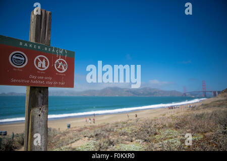 Pancarte À Baker Beach avec le Golden Gate Bridge en arrière-plan dans la baie de San Francisco. Banque D'Images