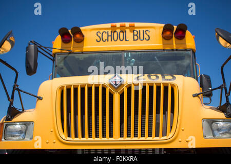 Avant d'un camion de l'école jaune vintage, ciel bleu en arrière-plan, San Francisco 2012 Banque D'Images