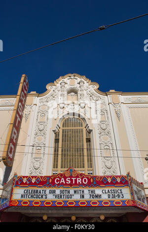 Vue avant de la Castro Theatre à San Francisco contre un ciel bleu. Banque D'Images