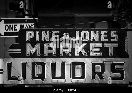 Le noir et blanc Liquor Store Sign, pin et Jones market, liqueurs Banque D'Images