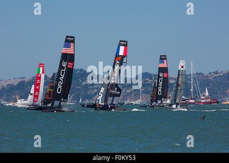 Un groupe de l'équipe de catamaran course pendant la america's cup world series à San Francisco de la concurrence 2012, USA. Banque D'Images