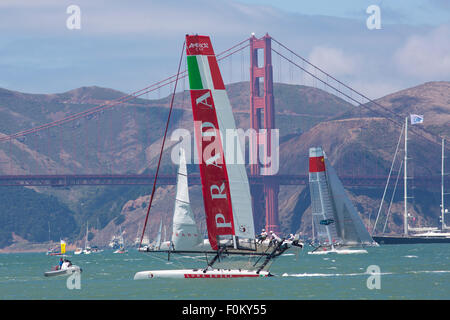 Un groupe de l'équipe de catamaran course pendant la america's cup world series à San Francisco de la concurrence 2012, USA. Banque D'Images