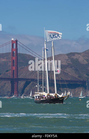 Un groupe de l'équipe de catamaran course pendant la america's cup world series à San Francisco de la concurrence 2012, USA. Banque D'Images