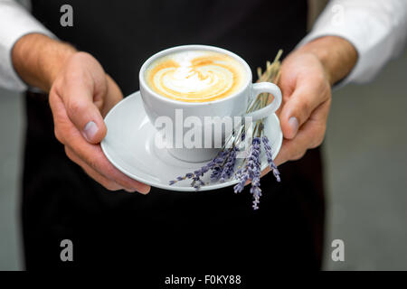 Holding cappuccino lavande Banque D'Images