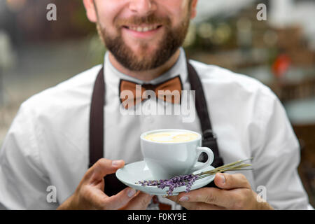 Tasse de café barista holding avec Banque D'Images