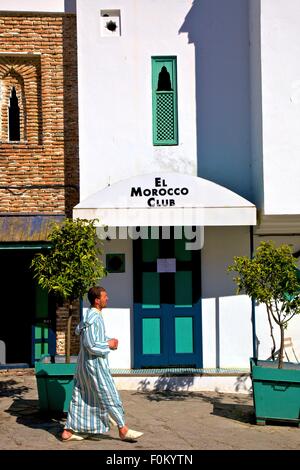 Personne qui marche dans la Kasbah, Tanger, Maroc, Afrique du Nord Banque D'Images