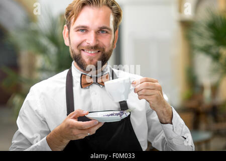Tasse de café barista holding avec Banque D'Images