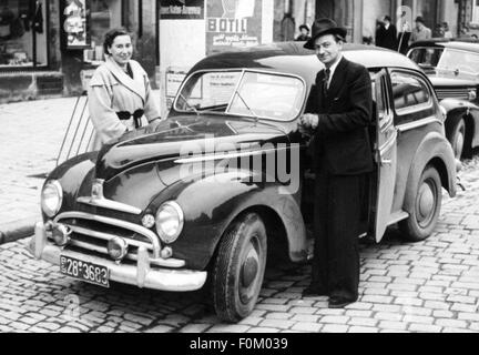 Transport / transport, voiture, variantes de véhicule, Ford Taunus G37A, couple marié outre le parking voiture, début des années 1950, droits supplémentaires-Clearences-non disponible Banque D'Images