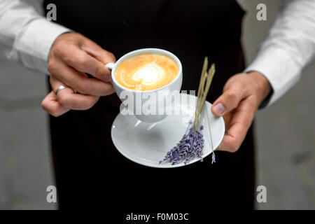 Holding cappuccino lavande Banque D'Images