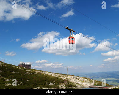 Téléphérique de Skalnate Pleso à Lomnicky Stit. Tatras, en Slovaquie. Banque D'Images