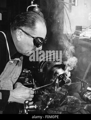 Personnes, profession, soudeur, travailleur avec des lunettes de sécurité, années 1950, droits supplémentaires-Clearences-non disponible Banque D'Images