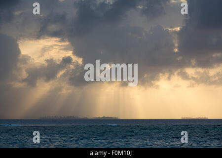 Coucher de soleil spectaculaire sur une île paradisiaque dans les îles San Blas, Panama 2014. Banque D'Images