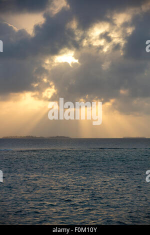 Coucher de soleil spectaculaire sur une île paradisiaque dans les îles San Blas, Panama 2014. Banque D'Images