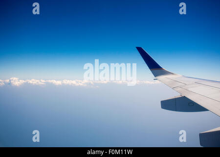 Voir l'aile d'avion à réaction de cristal avec ciel bleu en arrière-plan et nuages avec copie espace. Banque D'Images