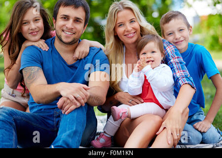 Portrait de famille avec trois enfants Banque D'Images