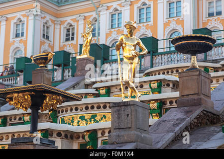 Statues dorées installé dans la célèbre fontaine Grande Cascade à Peterhof. Banque D'Images