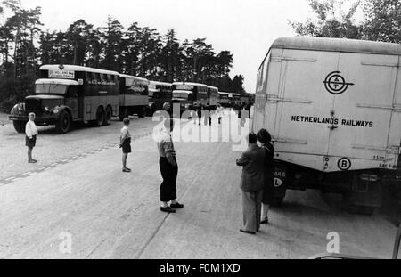 Géographie / voyage, Allemagne, Berlin, blocus, transport aérien, attente de camions au poste frontière fermé de Helmstedt, 1948, droits additionnels-Clearences-non disponible Banque D'Images