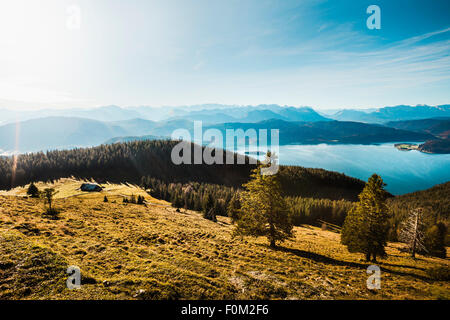 Vue de Jochberg pour le Walchensee lac et montagnes du Karwendel, Bavière, Allemagne Banque D'Images