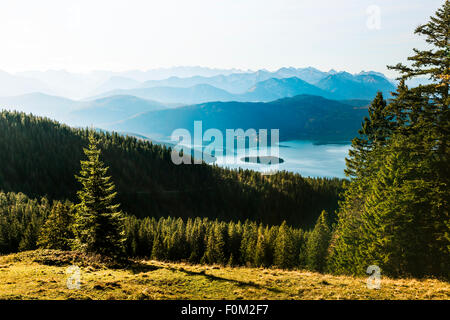 Vue de Jochberg pour le Walchensee lac et montagnes du Karwendel, Bavière, Allemagne Banque D'Images