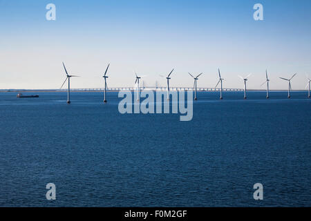 Wind Park et pont de l'Øresund dans l'Øresund, Copenhague, Danemark Banque D'Images