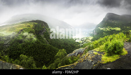 Vues de Geiranger et le Geirangerfjord avec les navires de croisière, la Norvège Banque D'Images