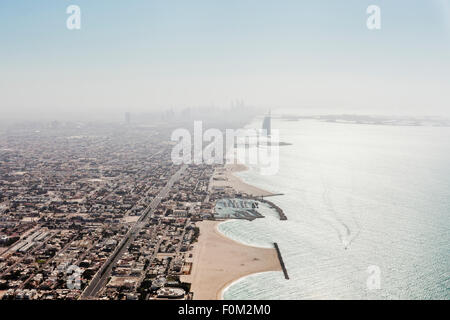 Côte avec Burj Al Arab, Dubaï Marina et Palm Island, DUBAÏ, ÉMIRATS ARABES UNIS Banque D'Images