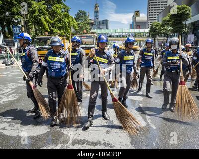 Bangkok, Thaïlande. Août 18, 2015. La police thaïlandaise nettoyer la rue en face du Sanctuaire d'Erawan mardi. La rue était couverte de débris après une bombe a explosé dans le sanctuaire. Une explosion à Erawan Shrine, une attraction touristique populaire et important lieu de culte religieux dans le coeur de la quartier commerçant de Bangkok, a tué au moins 20 personnes et blessé plus de 120 autres personnes, dont des touristes étrangers, au cours de la soirée de lundi l'heure de pointe. Douze des morts ont été tués sur les lieux. La police thaïlandaise a dit qu'un engin explosif improvisé (IED) a explosé à 18,55. Credit : ZUMA Press, Inc./Alamy Live News Banque D'Images