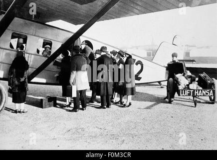 Transport / transport, aviation, avions passagers, passager embarquement a Dornier Merkur, Lufthansa allemande, vers 1930, droits supplémentaires-Clearences-non disponible Banque D'Images