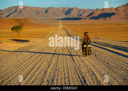 À vélo dans le désert du Namib, Namibie, Afrique Banque D'Images