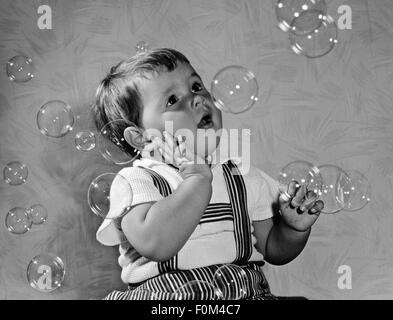 Personnes, enfants, jouer, bébé avec des bulles de savon, années 1960, droits supplémentaires-Clearences-non disponible Banque D'Images