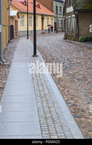 Rue avec les vieilles maisons colorées de la vieille ville de Tallinn, Estonie Banque D'Images