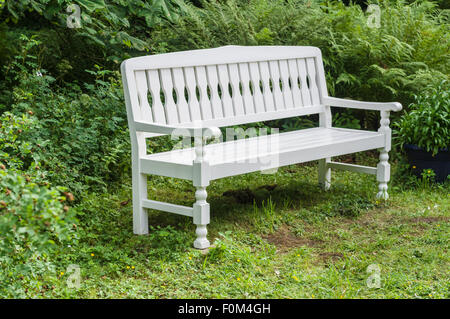 Style rétro blanc banc en bois dans jardin Banque D'Images