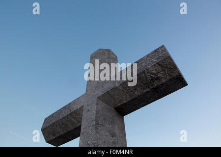 Ciel bleu, l'Atlatic océan et la croix de pierre en mémoire de marins décédés. Lekeitio, Basque Banque D'Images
