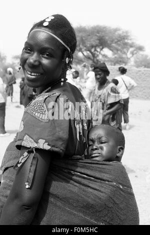 BANDIAGARA, MALI - 30 septembre 2008 : une femme non identifiée avec son bébé à Bandiagara, dans la région de Mopti au Mali pour septembre Banque D'Images