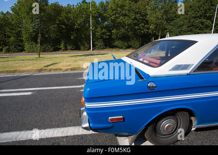 Beau bleu vintage car sur la route sur l'autoroute en Belgique Banque D'Images