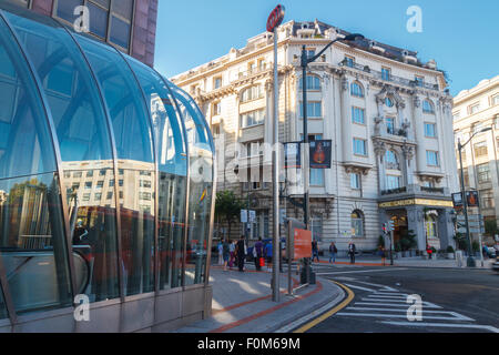 La station de métro (fosterito) et Carlton Hotel. Moyua square. Bilbao. Gascogne, Espagne, Europe Banque D'Images