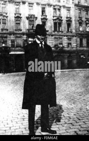 Kafka, Franz, 3.7.1883 - 3.6.1924, auteur/écrivain autrichien, sur la place de la Vieille Ville, Prague, 1922, Banque D'Images