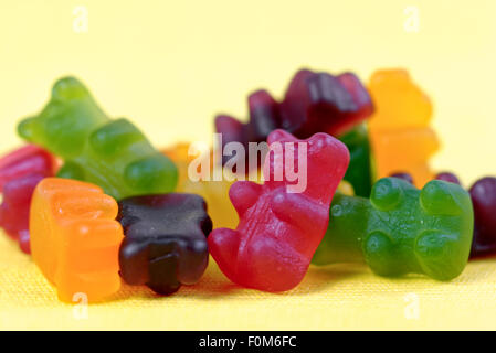 Jelly ours (également appelé gommeux ou ours gummi) sur fond jaune
