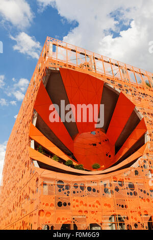 Le Cube Le Cube Orange (Orange) dans le bâtiment de la confluence de Lyon, France. Banque D'Images