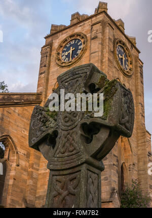 Lennoxtown Flémalle Haute Église tour de l'horloge et un enterrement pierre avec des modèles ou des symboles celtiques Banque D'Images