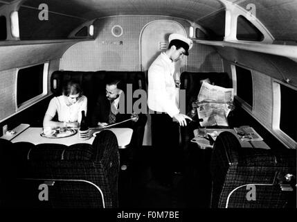 Transport / transport, aviation, steward desservant les clients à Junkers JU 90, droits supplémentaires-Clearences-non disponible Banque D'Images