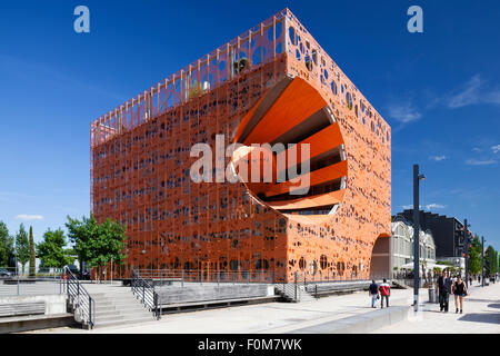 Le Cube Le Cube Orange (Orange) dans le bâtiment de la confluence de Lyon, France. Banque D'Images