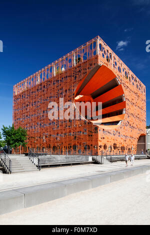 Le Cube Le Cube Orange (Orange) dans le bâtiment de la confluence de Lyon, France. Banque D'Images