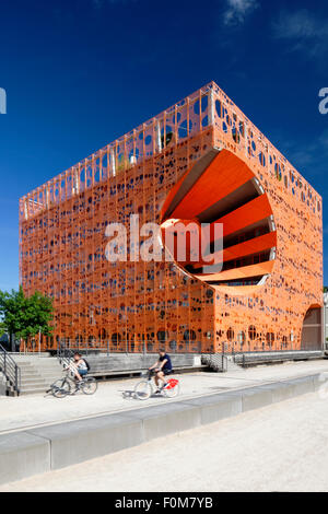 Le Cube Le Cube Orange (Orange) dans le bâtiment de la confluence de Lyon, France. Banque D'Images